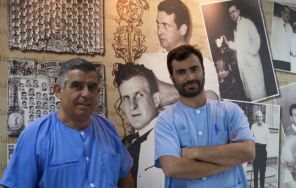 El Dr. Guillermo Rehberger Olivera y su hijo el Dr. Federico Rehberger Bescós. Tras ellos, el Dr. Federico Rehberger Kreigs y el Dr. Guillermo Rehberger Menéndez